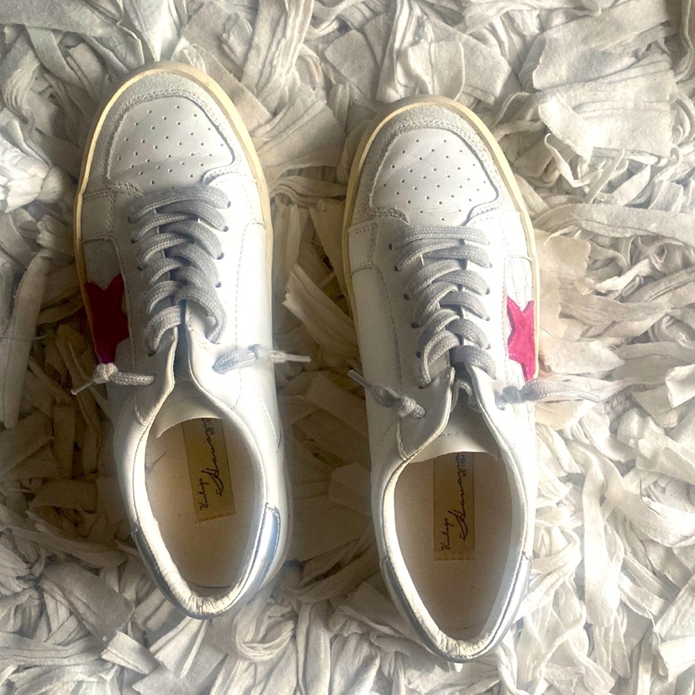 - they are cute on the go shoes - Picture 2 of 3